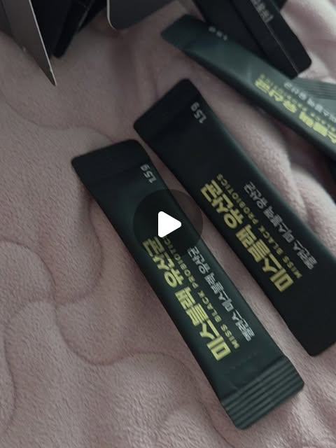 갬성 CoCo🌸 on Instagram: "#광고 #멜런스 #미스블랙 #유산균 #🖤

#약사 #한의사 공동 개발 ✨️

여성 맞춤 #프로바이오틱스 (약 50억 마리)

7종 복합 유산균 IM-2000

하루 한 포 ☝️

간편한 밸런스 포뮬러 〰️

공식 특허 출원 ✅️

#새치예방 으로 #굿굿 👍

#미스블랙유산균 #새치 #새치영양제 #새치유산균 #멜라닌유산균"