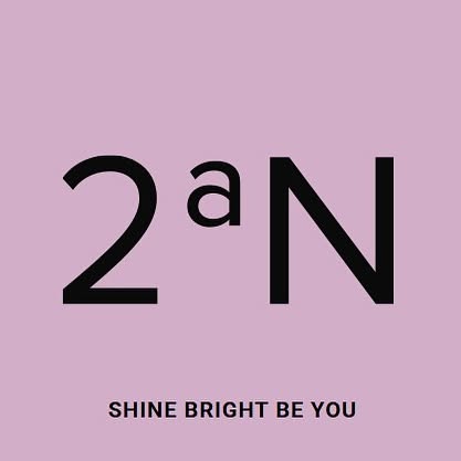 ☺︎︎천방지축 짱수공주의 한번뿐인 삶☺︎︎ on Instagram: "💖 6월 올영세일 필수 구매템! 💖
 #광고#투에이엔#블루밍가든#올영추천#봄웜#봄웜라#듀얼치크#하이라이터#2aN#올영세일#올영필수템#올영추천템
_
이번 올리브영 세일 때 투에이엔 제품들 잔뜩 쟁여봤어! 진짜 이번 기회에 다양하게 써보고 싶어서 컬러별로 여러 개 GET했지.
_
✨ 포켓 코튼 블러링 스틱 ✨
피부를 뽀얗고 매끈하게 만들어주는 블러링 스틱. 부드럽게 발리고, 컴팩트해서 들고 다니기도 편하더라!
+
01 얼모스트 핑크: 여리여리한 핑크빛으로 화사하고 사랑스럽게 연출 가능.
02 스윗 피치: 은은한 피치빛으로 내추럴한 데일리 메이크업에 딱.
03 코랄 블룸: 생기 넘치는 코랄 컬러로 얼굴에 활력을 더해줘.
06 소프트 브라운: 자연스러운 음영 컬러로 얼굴 윤곽 정리나 쉐딩용으로 좋음.
_
✨ 퓨어 글래시 하이라이터 ✨
맑고 투명한 광채로 자연스러운 피부 표현에 딱 좋은 하이라이터. 부담스럽지 않게 은은한 빛을 더해줘서 데일리 메이크업에 추천.
+
ND02 클리어: 투명하고 맑은 물먹광으로 피부에 투명한 광채를 줘.
YL01 옐로우: 따뜻한 옐로우 톤으로 생기 있는 얼굴 표현 가능.
WH01 화이트: 밝은 피부에 자연스러운 하이라이트를 더해 화사하게 연출.
_
🍑 듀얼치크 🍑
한 제품에 두 가지 컬러가 들어 있어 믹스해서 쓰기 좋고, 따로 써도 예쁜 치크 제품이야.
+
러브큐피드: 사랑스러운 딸기우유 컬러로 화사하고 생기 있는 느낌.
오렌지 플레어: 생기 넘치는 오렌지 컬러로 발랄한 포인트 연출 가능.
_
_
💖 투에이엔은 사랑이야…! 💖
진짜 이번 올리브영 세일 때 득템한 이유가 바로 투에이엔 때문이라니까. 그냥 화장품 브랜드가 아니라, 색감도 예쁘고 발림도 진짜 부드럽고, 딱 내 스타일. 화장 초보도 뚝딱 바를 수 있을 만큼 쉬운 제품들이라 진짜 추천해.
+
듀얼치크는 두 가지 컬러가 하나에 들어 있어서 데일리로도 쓰고, 포인트 줄 때도 쓰고 너무 유용하고. 하이라이터도 맑고 투명하게 올라가서 진짜 예쁘고 피부에 자연스러운 광채까지. 투에이엔은 딱 봐도 센스 있고 감각적인 브랜드야.
+
그리고 포뮬라 자체도 피부 생각한 느낌? 바르고 나서 부담 없고 가볍게 착 감기는 그 느낌이 너무 좋아서, 요즘 메이크업은 무조건 투에이엔으로 하고 있어.
+
이번에 산 컬러들도 다 맘에 들고, 다음에 또 신상 나오면 무조건 사러 갈 거야. 진짜 강추! 🌸
_
이번에 내가 구매한 제품 외에도
💄 투에이엔 베러미 아이팔레트
다양한 컬러 구성이 돋보이는 아이섀도우 팔레트. 부드러운 발림과 선명한 발색으로 데일리부터 포인트까지 여러 룩 연출에 딱 좋을듯.
💋 투에이엔 글레이즈 바운싱 틴트
촉촉하고 글로시하게 발리는 틴트. 끈적임 없이 입술에 광택과 생기를 더해주는 제품으로 데일리용으로 괜찮아 보여.
💧 투에이엔 듀 글로이 틴트
틴트 특유의 발색력과 글로스의 윤기를 동시에 느낄 수 있는 제품. 발림도 부드럽고 입술에 광채를 주는 느낌이라 자연스러운 메이크업에 좋을 듯.
🎨 투에이엔 플러피 블러 틴트
보송하게 마무리되는 블러 타입 틴트. 컬러감 선명하고 발림은 가볍게 착 달라붙는 타입으로, 매트하면서도 건조하지 않게 표현 가능.
_
참고해서 투에이엔에서 본인에 맞는 제품과 컬러를 찾아봐~"