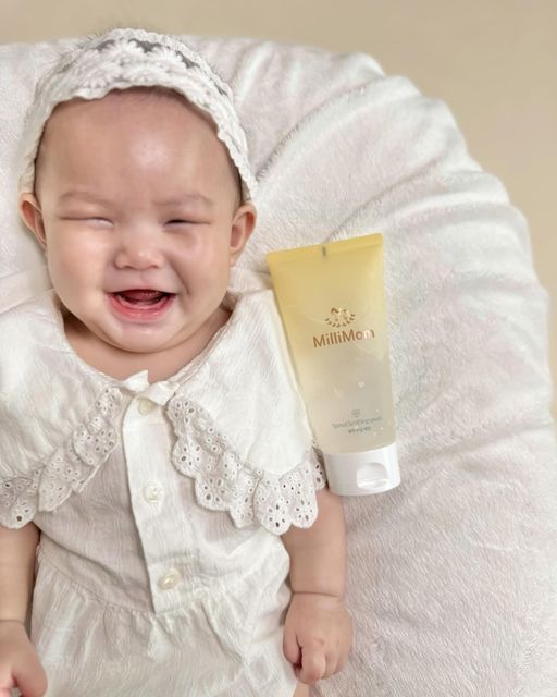 ᴊᴊᴜɴɢ♡꙼̈ 감성육아ㅣ육아일상ㅣ육아소통ㅣ아기가사는집 on Instagram: "#협찬 @millimom_kr 

밀하🌱
소이가 #밀리맘13기 가 되어 처음으로 소개하는 제품은요〰
#새싹수딩세럼 인데요.ᐟ 
소이는 엄마의 극 건조한 피부를 닮아  붉게 올라오거나 
튼 자국이 얼굴 뿐 아니라 몸에도 여러군대 있었거든요〰 
보습에도 항상 신경쓰지만 트러블이 붉게 보일때 마다 
새싹수딩세럼을 발라 주었답니다.ᐟ 
순간적인 #진정효과 가 보이니 더 자주 바르게 되더라구요.ᐟ 
예방접종 맞으러 가서 간호사 언니께 #아토피 가 있는것 같단 
얘기를 들은게 한달전인데 우리 소이 꿀피부 된 것좀 보라구요🙌🏻❤️
일주일만에 #밀며들었어요 ₍♡•͈ᴗ•͈♡₎
셋째맘이라 그동안 많은 수딩젤 제품을 사용해 봤는데요.ᐟ 
일시적으로 쿨링은 되지만 수분이 금방 날아가버려 #촉촉함 이
남는 수딩세럼은 처음 만나봤지 뭐예요 (⸝⸝o̴̶̷᷄ ·̭ o̴̶̷̥᷅⸝⸝)♡
정말 제대로 밀며든 소이맘은,, 지금 다른 제품과 함께 사용중인데요.ᐟ 
조만간 두번째 제품도 #찐후기 로 돌아올테니 기대해주세요❤️

#밀리맘 #진정젤 #신생아수딩 #빠른진정 #태열 #아기수딩젤 #쿨링수딩 #끈적이지않는 #촉촉한 #밀리맘서포터즈 #밀며들다 #육아템추천 #육아템리뷰 #육아일상 #삼남매육아"