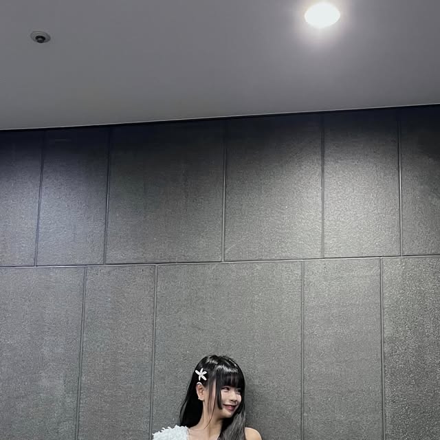 류혜니 on Instagram: "#광고 뮤트톤 인간🩵🩶 2025 가장 편안한 청바지로 임명. ℹ️ Pants : 스탠다드에러 87-STAN047 벌룬핏 워싱 와이드 데님팬츠 라이트인디고 #스탠다드에러#데님팬츠#데님추천