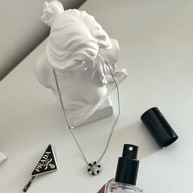 Yu suyeon on Instagram: "#광고 블랙하비
어두운(Black) + 취미 (Hobby)라는 뜻으로
내면 속 숨겨진 당신만의 취향을 찾아드리는 
향수 쇼핑몰 이에요:)

제가 요즘 사용하는 블랙하비 *오렌지샤워는
청량함과 달달함 그리고 시원하면서 상큼한 스킨향이
인상적이랍니다🤍
(비슷한 향수 :  이세이미야케 로디세이)

#향수#향수추천#향수선물#선물추천#니치향수#수제향수#남자향수#여자향수#드레스퍼퓸#섬유향수"