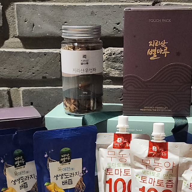 수풀향기 💜 on Instagram: "#광고
#실속선물 하기 좋은 #지리산별마루 #새싹꾸러미 를 소개합니다! 
지리산별마루의 인기제품인 우엉차, 생생도라지배즙, 토마토즙, 벌꿀스틱, 도라지진액을 다양하게 맛볼 수 있는 패키지인데요~ 
개별적으로 구매하지 않고 다양한 제품을 만나볼 수 있어서 좋더라고요~
선물하기 딱 좋은 박스에 담겨 있어서 가벼운 선물용으로도 좋을 것 같고 말이죠~ 
지리산별마루는 뿌리작물의 명당인 청정 지리산에서 기른 100% 국내산 원재료를 사용하는 곳으로 
2대째 이어온 장인 정신으로 뿌리작물 전문가가 직접 만든다고 하는데요~ 
찬 바람이 불어오는 요즘 시즌에 먹기 딱 좋은 제품들로 구성되어 있어서 알찬 것 같아요!
특히 우엉차는 물에도 잘 우러나고 구수한 맛이 나 좋고~ 
스틱이나 즙은 패지기로 개별 포장되어있으니 휴대하며 먹기에도 좋을 것 같더라고요~ 
제가 만나 본 새싹꾸러미 외에도 #튼튼꾸러미 #엄마사랑꾸러미 #온가족꾸러미 등 선물하기 좋은 꾸러미들과 
#도라지배청 #배도라지청 개별적인 제품들이 판매되고 있으니 참고하심 좋을 듯 해용! 
.
.
.
@jirisan.byeolmaru.official/
#지리산별마루 #꾸러미 #선물 #선물세트 #연말선물 #겨울선물 #가족선물 #상견례선물 #알뜰선물 #실속선물 #뿌리작물 #지리산 #새싹꾸러미 #튼튼꾸러미 #엄마사랑꾸러미 #온가족꾸러미 #약도라지정 #약도라지청 #천왕봉신의약도라지정  #우엉차 #토마토즙 #도라지배즙 #도라지진액 #벌꿀스틱 #대추진액스틱 #상황버섯농축스틱"