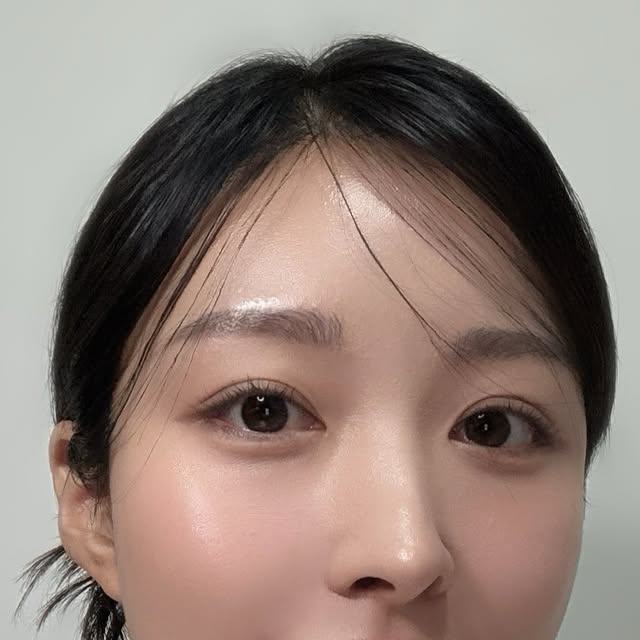 H͜͡Y͜͡A͜͡N͜͡G͜͡ on Instagram: "#유료광고 #아벤느 겨울바람에 피부가 너무 아픈 요즘...🌬️ 평소에도 기초로 잘 쓰던 아벤느에서 보내주신 <NEW 탄력 액티브 세럼 &크림>받아보고 백화점 브