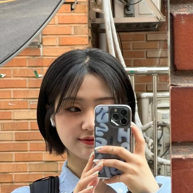 밍듀ఇ on Instagram: "#광고
-
@likemake_official 
-
완전 오늘 룩에 찰떡쿵인 케이스
다가오는 여름맞이로 청량한 색감 ༘♡
.
.
.
#라이크메이크 #likemake_official #아이폰케이스 #휴대폰케이스 #스마트폰케이스 #폰케이스 #폰케이스추천 #아이폰 #케이스추천 #아이폰케이스추천 #데일리 #거울샷 #셀피"