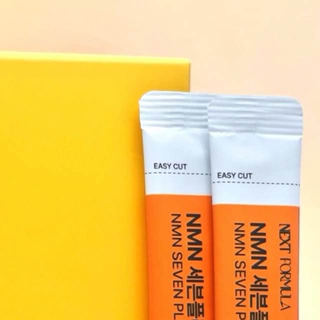 로 라 랜 드 🍒 on Instagram: "#광고
노화 조절의 핵심 물질인 시르투인을
활성 시키면서 노화를 늦추고
생체 리듬을 회복시켜주는 NMN✨
NMN을 부스팅하는 7가지 프리미엄 부원료,
비타민 C,D,E까지 함유된 스틱🍊
물 없이 섭취가능한 분말형 스틱으로
상콤달콤한 오렌지 맛인데
당류는 1%밖에 안되더라구요!
파우치에 넣고 다니면서 하루 한 포씩
위생적으로 간편하게 섭취 가능한 꿀템🧡
이제는 맛있는 슬로우 에이징 케어해보세요🧡
#NMN#미국산 식물성 NMN#효모배양분말#슬로우에이징#저속노화#달콤한 오렌지맛#상큼한 오렌지맛#넥스트포뮬러#세븐플러스#NEXT FORMULA#스위티#맛있는#7가지 부원료#부스팅 원료#프테로스틸벤#프리미엄 원료#간편한 섭취#스틱타입#스틱포#당류1%#위생적인#노화#엔엠엔"