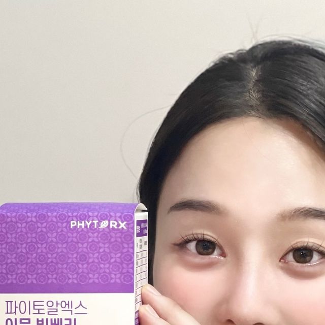 ෆ Lynda  ෆ on Instagram: "#광고 
빌베리는 항산화 기능이 뛰어난 작은 열매이며 생김새는 블루베리와 비슷하게 생겼어요. 풍부한 항산화 물질인 안토시아닌을 함유하고 있어 노화 방지 및 만성 질환 예방에도 도움을 줄 수 있어요. 특히  눈 건강에 좋은 영향을 줘요. 
💜 파이토알엑스 이뮨 빌베리를 선택해야 하는 이유 💜
1. 100년의 노하우가 있는 이탈리아의 믿을 수 있는 원료사 indena 사에서 빌베리열매 100% 추출분말이 함유되어 있어요.
2. 한 포당 빌베리추출물 함량이 100mg 가 함유되어 있어 하루에 한 포로 충분하게 눈 건강 관리를 할 수 있어요. 
3. 면역 강화에 도움이 되는 저분자 베타글루칸 성분이 한 포에 200mg 함유, 눈 건강과 함께 면역 건강도 한 포에 챙길 수 있어요. 
5. 블루베리추출물도 함유되어 있어 새콤하고 달달한 맛있는 맛이 나요. 그냥 입에 털어먹어도 맛있고 물에 타 먹어도 맛있어요! 

✔️  구매처 링크: http://bit.ly/3NFJ0NF
-
#빌베리효능 #빌베리영양제추천 #빌베리파우더 #약들약빌베리 #이뮨빌베리 #빌베리루테인"