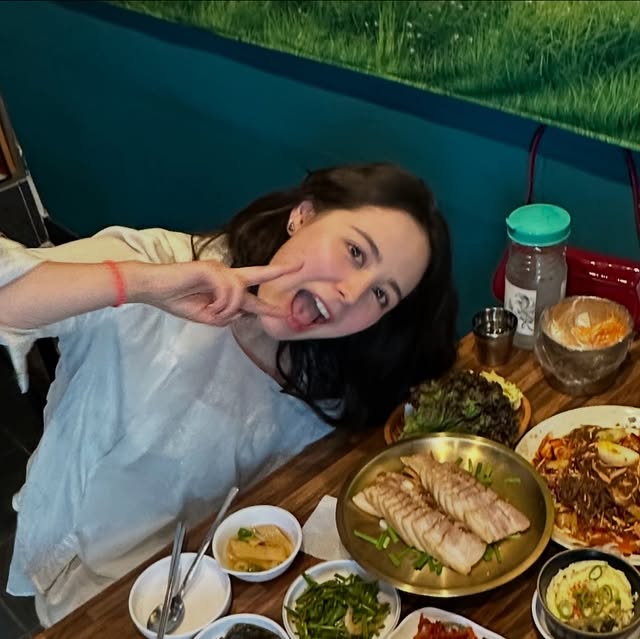 윤수연 , Soo Yeon Yun on Instagram: "#광고 족발 맛집 호야네 족발 동대문점에서 진짜 맛있는 보쌈 먹고 왔어요!❤️
여기는 보쌈김치랑 오뎅탕이 진짜 시그니처인 것 같아요!
오뎅탕, 올해 먹은 오뎅탕 중에 제일 맛있었어요!!
칼칼하고, 무를 얇게 썰어 넣어주셨는데 너무 맛있었어요.
다른 족발집에서는 못 먹어본 세비체 소스(?) 맛 나는 초록 소스도 상큼하고 정말 맛있었어요!
반찬도 많구 상추랑 알배추에 쌈 싸먹으면 소주가 생각 난단 말이쥬? ㅋㅋㅋㅋ 
다음엔 족발 먹으러 가야지🫶🏻
족발 데이트 장소로 완전 추천드려요!
사장님이 정말 친절하시고,
매장에서 직접 주문 포장 시 3,000원 할인 서비스도 있어요!

📍호야네족발 동대문점
서울 동대문구 전농로 189 1층
https://naver.me/G0fXwEgV

#족발#보쌈#불족발#막국수#미니족#반반족발#불미니족#동네맛집#불족발맛집#전농동맛집#청량리맛집#청량리역맛집#휘경동맛집#용답동맛집#족발맛집#보쌈맛집#호야네족발#동대문로컬맛집#시립대맛집#시립대족발#족발맛집#동대문핫플#도시락#1인분#혼밥"