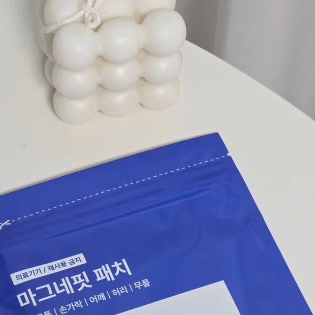 T걸 on Instagram: "#광고 #류마픽스

하루 종일 컴퓨터 앞에 앉아 있는
사무직이다 보니 손가락이랑 손목이
요즘 따라 더 자주 뻐근하더라고요.
파스는 냄새나고 티 나는 게 싫어서
다른 방법 없을까 하다 써본 게
류마픽스 마그네핏 패치예요.

붙이고 나서도 화한 느낌이나 강하지 않고
냄새 없이 그냥 조용히 케어되는 타입이라
출근할 때, 외출할 때도 부담 없었어요.
업무하면서 계속 마우스 쓰고
장시간 앉아 있다 보면 저녁쯤 관절이 뻣뻣해지는데
붙이고 나면 편하다 싶은 순간이 있어요.
일상 속 불편함을 부드럽게 덜어주는 느낌이에요.

무엇보다 하루 종일 붙이고 있어도
떼었다 붙였다 신경 안 써도 돼서
바쁜 사무직 라이프에 잘 맞더라고요.
컴퓨터 많이 쓰는 분들, 
부담 없이 한 번쯤 써보시면 좋을 것 같아요 🙂
_
#손가락관절패치#관절패치#자석파스
#류마픽스마그네핏패치#근육관절패치"