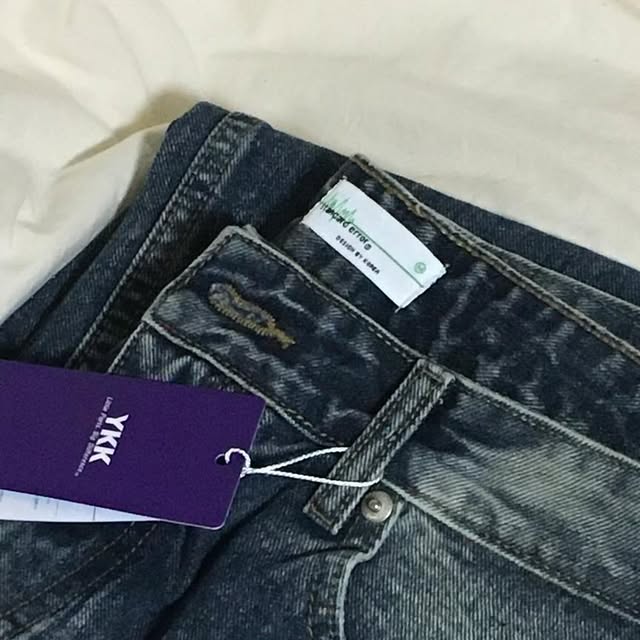 겨울 on Instagram: "제품제공 #광고 허리부터 밑단까지 자연스럽게 떨어지는 와이드한 핏 , 그리고 빈티지한 컬러감과 캣워싱이 포인트라 꾸꾸 룩에도, 출근룩에도 찰떡인 바지 빈티지한 무드
