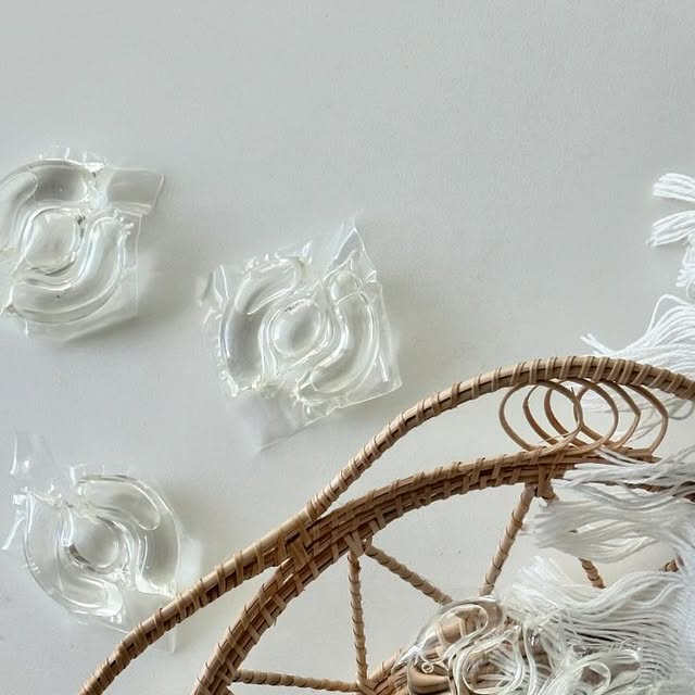 제나홈 | 작은집인테리어 | 1인가구 on Instagram: "#광고

요즘 제 빨래필수템
이브런 캡슐 세탁세제에요🫧

섬유 케어, 향•효소, 탈취까지
캡슐 한 알이면 충분!

계량할 필요 없이 빨래할 때
톡 넣어주면 되니까 정말 편하네요

전성분 EWG 올그린 등급을 받아
민감 피부인 분들도 걱정 없이
사용 가능하고, 인위적이지 않은
은은한 코튼향이라 빨래할 때마다
넘 기분이 좋더라구요🤍

젤 중요한 건 역시 세척력이잖아요!

주말에 먼지 쌓인 곳을 청소하느라
옷에 꼬질꼬질하게 얼룩이 묻었는데,
빨래하고 나니 넘 깨끗해진거 있죠🙃

좋은 성분에 확실한 세척력
원하시는 분들이라면 꼭 한번 써보세요:)

🔗 https://www.coupang.com/vp/products/9261818884?itemId=27404257676

#협찬 #이브런 #캡슐세제 #세제추천 #세탁꿀팁 # #세탁세제추천#얼룩제거 #살림템 #집들이선물 #이사선물 #신혼부부선물#고농축캡슐세제#성분좋은세탁세제"