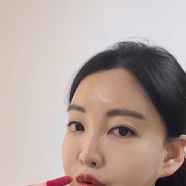 소녀의세계 on Instagram: "최근 올리브영에서 가장 하태하태 하는 브랜드 투에이엔!
투에이원이랑 헷갈리시면 안되그든요~
투에이엔은 올영픽에 오를정도로 신생브랜드지만 알찬 뷰티제품을 판매하고있는 브랜드에요
갈때마다 품절이라 구매하기 정말 힘들었어요 ㅠㅠ
제가 사용해본 제품들 후기 남겨드릴게용 ^_^*

▶롱웨어링 파운데이션 19호 : 아주 하얀 느낌의 피부연출이 가능하구요, 베이스 따로없이도 뽀샤시한 피부연출 가능! 기본적으로 매트한 제품이라 여름사용& 지성피부에 좋아요!
▶롱웨어링 파운데이션 20호: 19호 보단 살짝 복숭아빛이 도는 낮은 색상으로 제 피부에 가장 잘 맞았어요, 19호보다 좀더 촉촉한듯?
▶글레이즈바운싱틴트 슈가버블: 자연스러운 데일리 틴트로 딱 좋아요, 살짝 주홍빛이 돌아용
▶글레이즈바운싱틴트 로즈문: 쿨톤 피부인 저한테 잘 어울리는 색상이에요, 말린 장미빛! 고혹적인 느낌?
▶글레이즈바운싱틴트 캔디 츄: 쿨톤 대표 틴트라고 하는데, 사알짝 보랏빛이 도는 틴트에요
▶글레이즈바운싱틴트 피치버블: 슈가버블처럼 자연스러운 데일리 틴트로 좋아요, 슈가버블이 주홍빛이 돈다면, 요거는 핑크빛이 도는 데일리 틴트!
▶글레이즈바운싱틴트 버블리: 톤다운된 색상으로 청순하고 차분한 느낌의 색상이에요
▶컬러플레이 듀얼라이너 로지캔디: 애교살을 그려주는 제품인데요, 이 색상이 저한테는 잘맞더라구요
▶컬러플레이 듀얼라이너 팝핑베리: 좀더 핑크빛이 도는 애교살 라이너! 아이라인으로 써도 좋아요
.
.
.
.
.
.
#올영픽 #올리브영추천템 #올영필수템 #러브버블컬렉션 #롱웨어링파운데이션미니 #컬러플레이듀얼라이너"