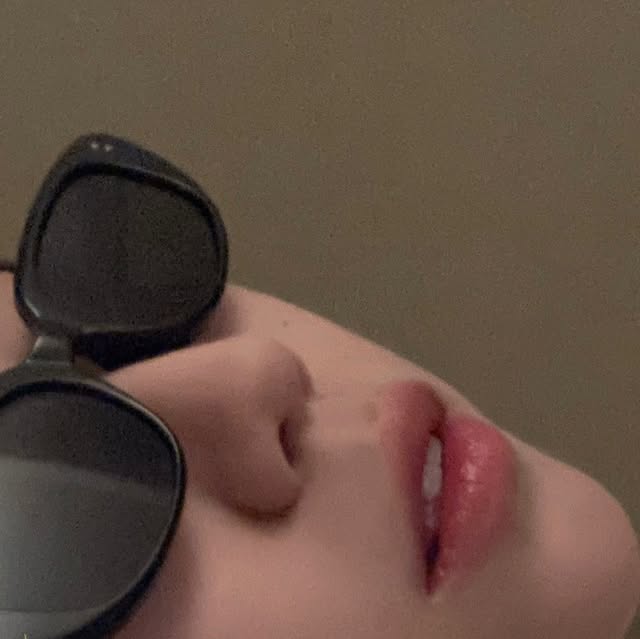 서현 on Instagram: "@momentus_eyewear :: EDEN BLACK 🕶️ 봄여름가을겨울,,, 태양을 피해보자,,, 😵‍💫🌞😩👋🏻 선글라스 안 어울리는 동그라미에게 찰떡이다 😎 _ _ #선글라스 #선글라스추천 #모