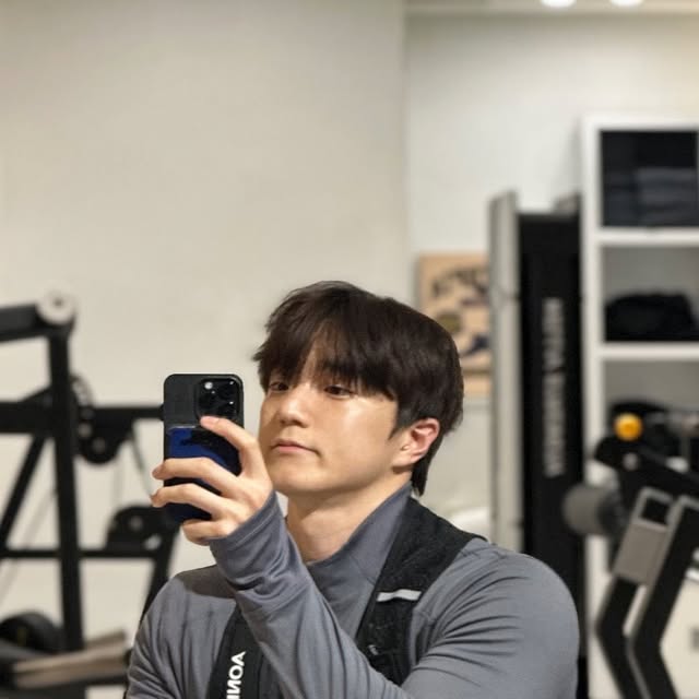 최인훈 _IN:PT대표 / 광화문pt / 경복궁pt on Instagram: ".
날이 너무 추워졌습니다..!
밖에서 운동하다 다치기 딱 좋은 추위인것 같아요 🥹

스트레칭
약한 부위 강화 운동
웜업 등 
다양한 방법으로 부상으로 부터 멀어져야 합니다 !

저는 러닝 전 센터에서 충분히 몸을 풀어 줍니다
그리고 뛰는 동안 근육의 보조를. 안정화를 위해
브이렉스  카프슬리브 를 착용해 줍니다 !

운동은 장비빨도 중요 하기에
이것 저것 써봤는데 요 브이렉스 카프슬리브가
가성비도 좋고 기능도 뛰어나서 쏙 마음에 들어요 🫢

요즘 대회가 많던데 부상 조심하시고 안전 운동 하세요!

#V-LEX #무릎보호대 #슬개골보호대 #헬스무릎보호대 #러닝무릎보호대 #등산무릎보호대 #무릎보호대추천 #등산용무릎보호대 #무릎연골보호대 #무릎관절보호대 #축구무릎보호 #배드민턴무릎보호대 #테니스무릎보호대"