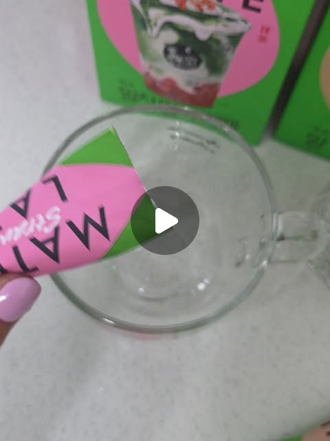 장딴지 | 개인블로거 on Instagram: "#광고 집에서도 카페 감성 제대로 낼 수 있는 요즘 최애템 💚 쟈뎅 말차라떼 오트 & 딸기 조합 진짜 반칙이다… 고소한 오트에 부드러운 말차 올라가니까 쌉