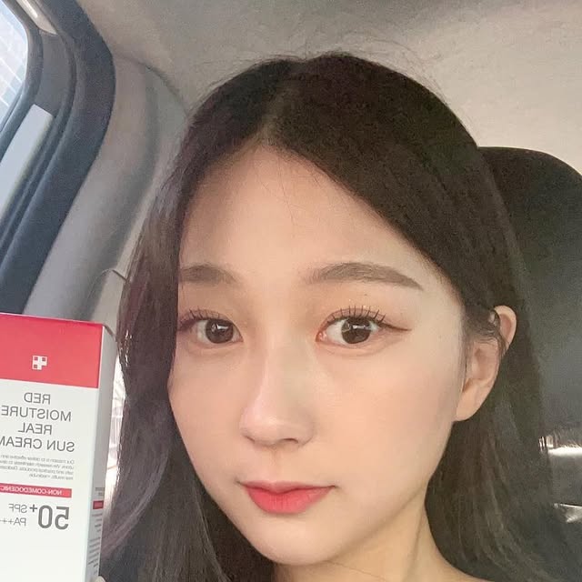 워니 | 출근 대신 여유를 선택한 삶🧺 on Instagram: "요즘같이 햇빛이  강한날 운전하면서 수시로 발라주고 있는 메디큐브 레드모이스처 리얼 선크림✨

원래 선크림 끈적거리고 화장 뜨는것 같아서 잘 안바르는데 요 제품은 수분 함량이 무려 67% 여서 수분크림처럼 수시로 발라주기에 너무좋더라구요

보송보송한 마무리감으로 메이크업 전 베이스로 사용하기에도 너무 좋은 선크림 추천합니당👍🏻🤍"