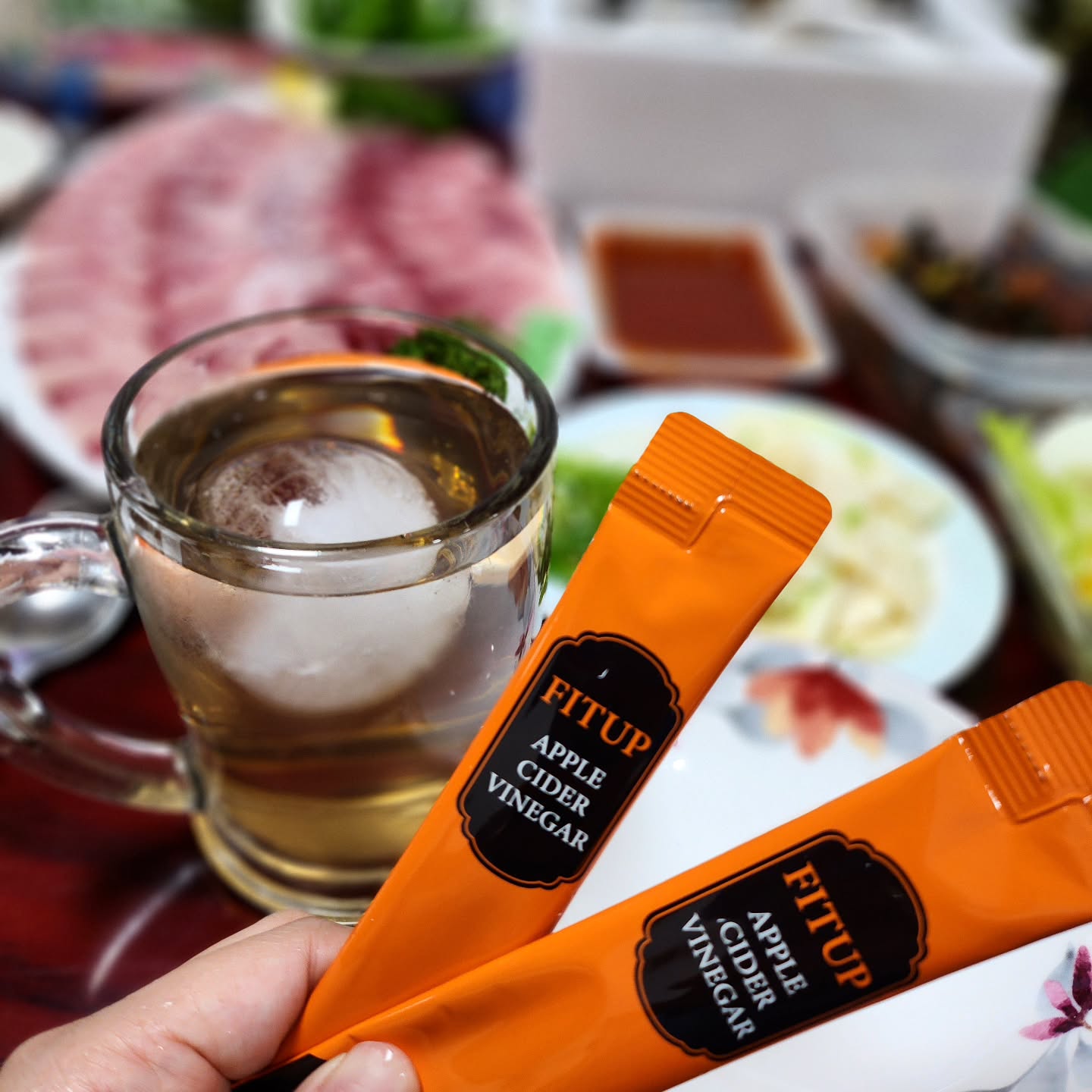 #협찬 핏업 애사비
.
레몬밤이 함유된 핏업 애사비 스틱🍎
원래 애사비 향이랑 맛 때문에 약 먹는 것처럼 마셨는데
얘는 완전 부드러워서 거부감없이 편하게 먹을 수 있어요?
스틱으로 되어있으니까 가방에 넣고 다니면서 물이나 탄산수에 타먹으면 끗-!
다이어트 못(?)하고 있으니까 건강을 위해서 마셔보자
fitup.official_
.
패키지 넘 깔끔한디 이글스 주황이라 더 맘에 드는군요?
애사비 먹는 핑계로 밥 더 많이 먹은듯🤭
.
#핏업 #애사비 #애플사이다비니거 #핏업애사비 #다이어트식단 #다이어트레시피 #applecidervinegar