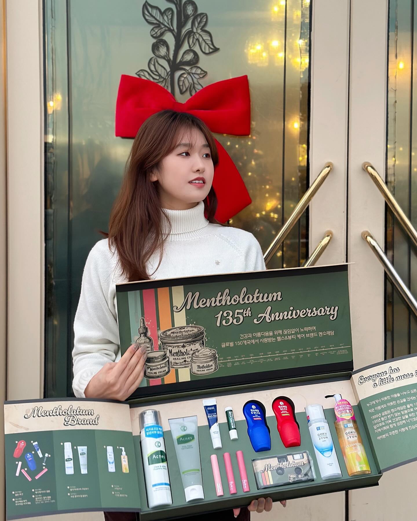 #광고 🎄 mentholatum.kr 
멘소래담 135주년 기념 리미티드 에디션이 출시됐어요🎊1889년 설립되어 건강과 아름다움을 위해 끊임없이 노력하는 케어브랜드 멘소래담. 자주쓰는 아크네스와 하다라보 멘소래담까지 꽉찬 구성! 한정판 필름카메라도 있어서 크리스마스 기록하기 좋았어요 🎅🏻

[ 멘소래담 추천템 ]
▫️아크네스 클리어&화이트 포밍워시 - 버블폼으로 되어 있어 자극없고 피지 모공 모두 케어가능
▫️하다라보 고쿠쥰 로션 - 갖고있는 밀크랑 세트로 매일 쓰고있는데, 사용 후에 피부 쫀쫀 촉촉해짐! 
▫️ 멘소래담 롤온 로션 - 여행용으로 딱이구, 쿨링 / 마사지로션으로 원하는 타입에 따라 사용가능

#멘소래담#멘소래담패키지#멘소래담리미티드에디션#멘소래담135주년#러브앤케어 #고쿠쥰로션 #하다라보 #아크네스포밍워시 #멘소래담롤온로션 #lfl