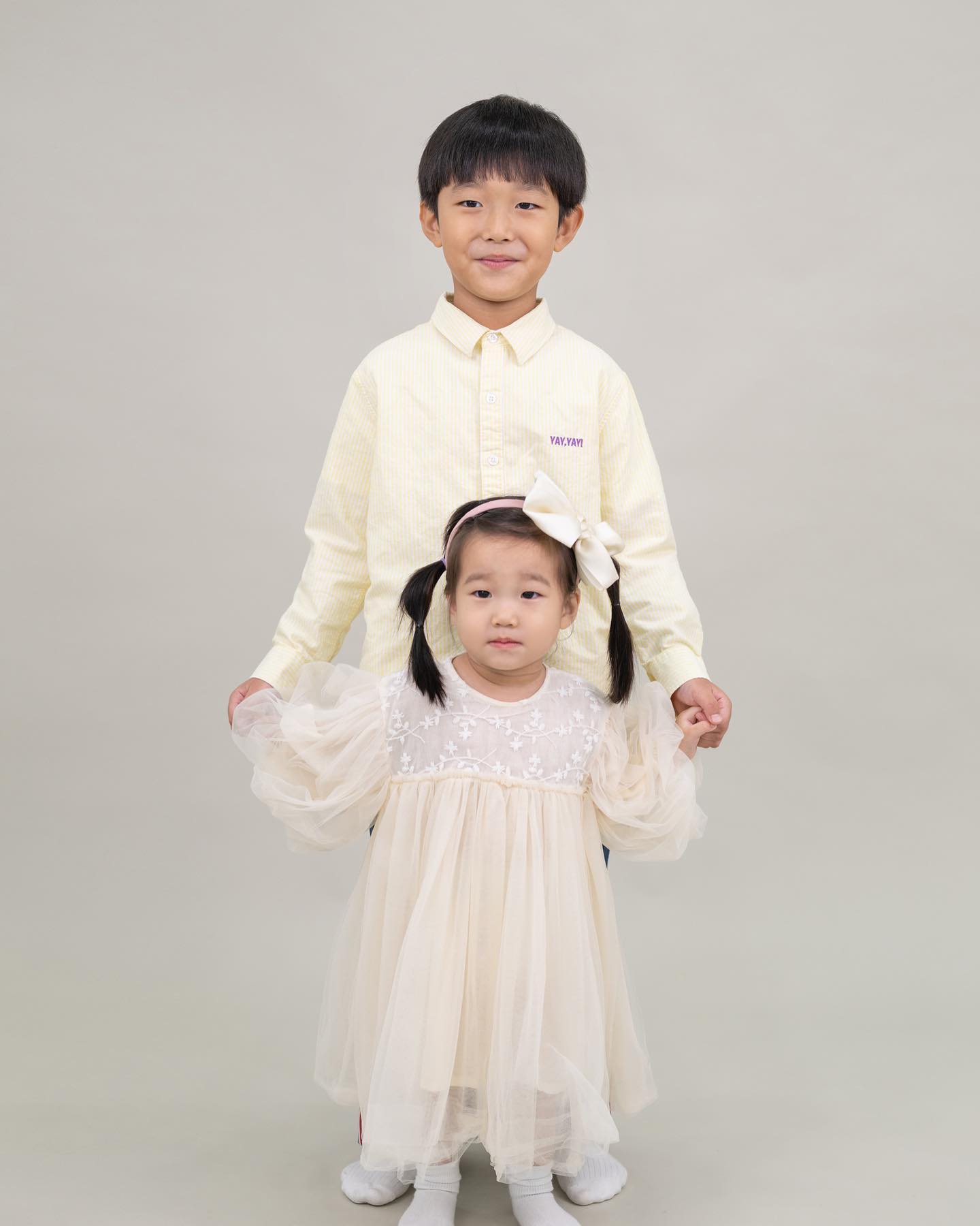 오빠 따라가서 찰칵찰칵 해달라고 하던 여시
성장사진은 그렇게 울어서 두번 세번 찍게하더니 
컸다고 이제는 제법 좋아하네 니 생일에 잘 찍어줘
#남매사진#남매스타그램#길남매#7살아들#3살딸