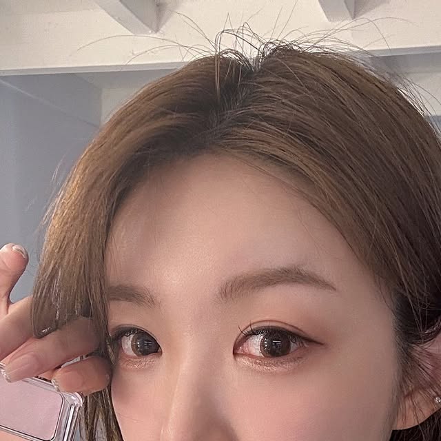 구슬이🔮 on Instagram: "#광고

평소에 블러셔 없으면 몬살아~하는 사람 저요🙋🏻‍♀️!!
요즘 푹 빠진 제품들 소개 합니두~
‘투엔비’🩷여기 색감맛집 인정…
듀얼치크 활용도 정말 좋고 뽀용~한 색감 너무 예뻐요🥹
잔잔한 펄감 들어간 팔레트는 피부도 더 좋아보이더라구요! 
블러링스틱은 좀 더 촉촉하고 맑은 느낌으로 올라가는데 
청순여리 메이크업 가능이용🩷
같이 증정 하는 미니퍼프랑 브러쉬도 요물 입니댜…!
하이라이터도 피부톤에 착붙광! 자연스러운데 입체감 살리기 굿!
더 다양한 컬러들도 많으니까 구경해보세용!!✨

#광고#투에이엔#블루밍가든#올영추천#봄웜#봄웜라#듀얼치크#하이라이터#2aN"