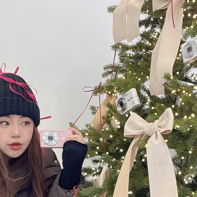 Jeong Euyeon on Instagram: "#광고 @booie.official
포토존 곳곳에 가득하고 공간 너무 예뻐서 둘러보는 내내 즐거웠던 #부이스테이지팝업스토어 ❤️
#부이 Y2K 레트로 카메라, 구름 무드등, 턴테이블 블루투스 스피커 등등 카카오톡 선물하기 인기템들을 오프라인에서 직접 구경하고 만져볼 수 있어서 좋았는데요.
팝업스토어 기간 동안 부이 윈터 빌리지 Gift X 예약 후 방문 하시면 빠방한 이벤트를 즐길 수 있습니다.
붕어빵 모루 인형 키링 만들기, 비즈스트랩 만들기 등 체험 행사도 하고 스페셜하게 꾸며진 공간에서 인생샷 팡팡 남겨보세요.🎶

❄️ #BOOIE Winter Village in Seong-su ❄️
기간 : 2024.12.13 (금) - 2024.12.22 (일) 14:00 - 20:00
장소 : 서울 성수이로 8길 11
참여 방법 : 카카오톡 선물하기에서 부이 윈터 빌리지 Gift X 예약 가능한 제품들 구입하거나 선물하기 → 톡채널에서 방문 시간 예약 후 방문 https://kko.kakao.com/Z6MRkzMF3M
.
.
.
#성수팝업 #크리스마스팝업 #성수가볼만한곳"