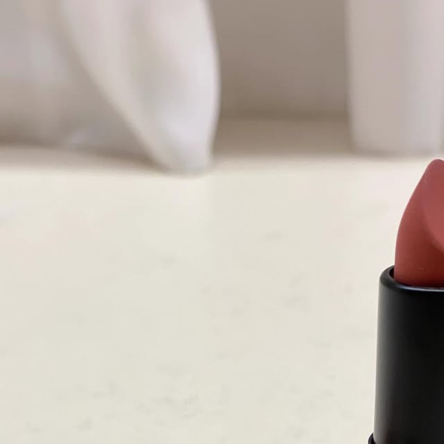 가빈가현맘 on Instagram: "#협찬 

부드럽게 스며드는 실키한 제형💄
가볍지만 선명한 발색으로 하루 종일 무드 있게✨

나틴다 에어리 벨벳 립스틱은 입술에 닿는 순간 부드럽게 밀착되어
답답함 없이 가볍게 마무리돼요.
쿨톤, 웜톤 모두 잘 어울리는 여리여리한 무드톤 컬러라
데일리 립으로도 손이 자주 가요🤍

신세계면세점(온라인)에서도 만날 수 있는
나틴다 에어리 벨벳 립스틱,
이번 가을 립으로 딱이네요🍂

#광고
#나틴다 #에어리벨벳립스틱 #벨벳립스틱 #매트립스틱
#무드립스틱 #무드톤 #웜톤 #쿨톤 #무드립 #매트 #벨벳"