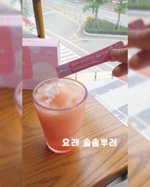 부산 바다 리뷰어♡육아맘 뷰스타 on Instagram: "#광고 콜라겐 콜라겐 이것은 

연어콜라겐이에요♡

보통 아침에 챙겨먹는데 못챙겨 먹는 날이 있을까봐
가방에 두세개 꼭
챙겨다니는 연어콜라겐

더워서 음로에 타서도 먹고
그냥도 먹고
상큼 상큼 복숭아맛이 비린내없이
요래조래 먹어도 참 맛있단 말이죵

@sanga_pharm

초저분자 연어콜라겐이 1000mg에
부원료로
글루타치온,비타민 씨,알로에,
히알루론산,비타민 b,자일리톨까지

맛있는데 좋은거 다 들어갔 습니다🤩😍

#상아제약#콜라겐#콜라겐추천#연어콜라겐#단일어종콜라겐#캐나다연어콜라겐프리미엄"