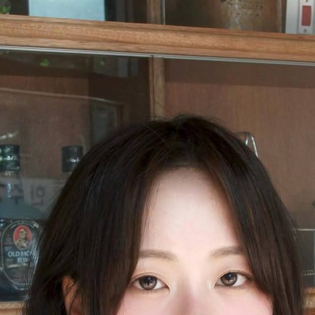 한경(澖景):널리 볕을 드리우길 on Instagram: "#협찬 

렌즈장인 @lenbling_official 의 #축고정렌즈 

🫧퓨어블-모카초코🫧 와 ✨크리스탈티어-올리브✨

축고정이라 반짝이는 눈을 계속 유지할 수 있고
원데이만 고수하던 제게도 먼슬리임에도 건조함 없이 착용할 수 있었던 보석 같은 렌즈입니다👀 

+저의 눈을 담아주신 @aube_film @seoah_j  사랑합니다

#축고정 #렌즈 #렌블링 #컬러렌즈 #렌즈"