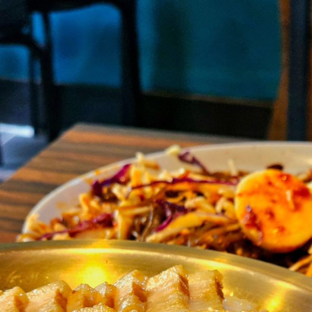 델러빗 | 서울 맛집, 경기 맛집, 먹스타 on Instagram: "#협찬 한 잔 적시고 싶은 야들야들 보쌈❤️
.
족발과 함께 야들야들한 보쌈이 먹고 싶다면 여기로!

보쌈 김치는 물론이고 다양한 반찬 등이 있어 다양한 방법으로 보쌈을 즐길 수 있었어요!😝

보쌈이 누린내도 안나고 윤기나는 비줠이라 너무 맛있더라구요!

막국수와 함께 먹음 맛없없😋

주먹밥과도 잘 어우러졌어요!

오뎅탕과 계란찜까지 주셔서 이거이거 저녁에 갔으면 무조건 한 잔 적셨어요😂😂

간만에 맛있는 보쌈 먹어서 행복했었네요☺️
.
📍호야네 족발(동대문점)
서울 동대문구 전농로 189 1층 
.
#광고#족발#보쌈#불족발#막국수#미니족#반반족발#불미니족#동네맛집#불족발맛집#전농동맛집#청량리맛집#청량리역맛집#휘경동맛집#용답동맛집#족발맛집#보쌈맛집#호야네족발#동대문로컬맛집#시립대맛집#시립대족발#족발맛집#동대문핫플#도시락#1인분#혼밥"