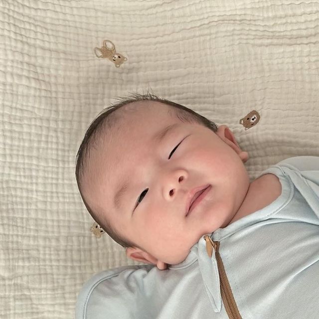 빵이맘 on Instagram: "#광고 X @inuo_inuo 모로반사 잡아주는 “아이누오 속싸개 스와들“ ✅ 통기성이 좋고 부드러운 소재 - 밤부 or 매쉬 소재로 계절에 따라 원단 선택이 가능 - 소재가 굉장히 부