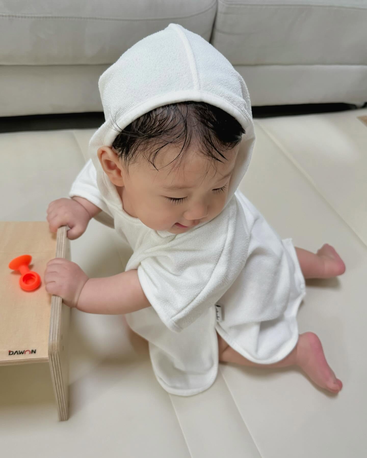 👶🏻🛁🧺🫧🤍

헝 넘 귀여워서 안올리수가 없쟈나 .ᐟ .ᐟ 

오보기 샤워가운 🪽
소재도 뷰들뷰들 ~ 흡수력도 좋아서 최고 🫶🏻

아범이 구매했는데 아주 칭찬해 🙂‍↕️ 
앞으로 좋은템 잘 부탁해요 (꾸벅) 

#오보기 #oboki #목욕가운 #육아템 #남돈남산 #내돈내산 #짱귀