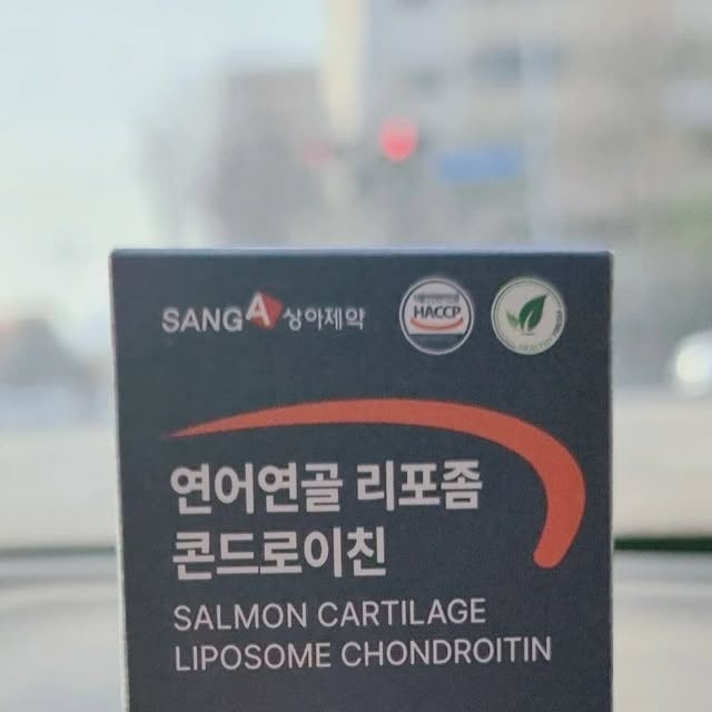 갑부언니| 포시즌바베큐|수원제스모나이트공방 on Instagram: "#광고  #연어연골리포좀콘드로이친 으로 관절건강을 지켜볼까요? 세상만사  천하의 갑부언니가 계단을

힘들게 오르내립니다  말이 되냐궁 ~~

정말이젠  믐에 도움이 된다면 머코 볼일이라 

상아제약에서 나온 연어 연골 콘드로이친 무릎 영양제를 먹어 보고 있어요 

다들 이 나이쯤 되면  한번에 쭉쭉 일어나기 

힘들잖아요 (ㅋ 저만 그런가요? 운동  넘시렁)

나이가 들어감에 따라 연골 두께는 물론 프로테오글리칸 합성 능력이 감소된다고 해요
그. 래. 서
외부로부터 보충 섭취가
반드시 필요하다고 합니당 

앗 요기서 잠시  프로테오글칸을 알아봐야겠죠?

프로테오글리칸이란?
프로테오글리칸은 연골, 인대 등과 같은 결합조직의 세포 사이를 채워주며 연골과 같은 결합 조직을 구성하고 활성분으로도 분포하는 당 단백질의 일종으로 연어 코 연골에 풍부하게 함유되어 있다고 해요 

그러니  요런👇🏻👇🏻 요런👇🏻👇🏻분들 
집중해주세요

✋🏻활동적인 라이프스타일을 유지하고 싶은 분

✋🏻평소 활동량이 많아 균형 잡힌 

     영양 섭취를 원하는 분 

✋🏻활기찬 일상을 위해 다양한 영양소를 챙기고 싶은 분

✋🏻탄력 있는 생활 습관을 갖고 싶은 분 

✋🏻다양한 영양소를 챙기고 싶은 분

연어연골 리포좀 콘드로이친 꼭 챙겨보자구요 

리포좀콘드로이친에는 

콘드로이친황산, 프로테오글리칸 함유되어있고 

리포좀 소연골 추출 분말뿐아니라

상어연골추출분말 7%나 함유되어있어요

(상어연골은 많은 양의 칼슘과 인, 저분자 단백질 함유하고 있답니다)

또 연어코연골추출분말 0.1% ,

프로테오글리칸 40% (100개 이상의 콘드로이친 복합체) 가 함께 들어갔구요 

리포좀소연골추출분말 함유

(리포좀 제형 기술이 적용된 형태로 체내 흡수율을 높여서 효과적이에요)

부원료또한 알차게 꽉꽉 담았구요

피쉬콜라겐, 글루타치온, 히알루론산 함유

이런데 먹어야돼? 안먹어야돼?

(폭싹이 말투를 다  버려버려  ㅋ )

더 자세한  설명이 필요하시면 

요기루 들어가보세욤

https://smartstore.naver.com/sangapharm/products/11577013157

#광고#상아제약#콘드로이친#관절영양제#연어연골
#리포좀#리포좀콘드로이친#연어연골 리포좀 콘드로이친"