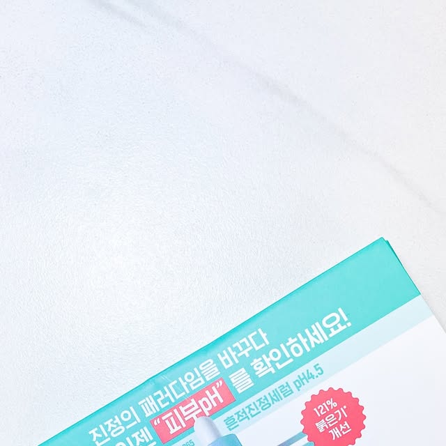 르미 ෆ on Instagram: "#협찬

에이시카365 흔적진정세럼 pH4.5 ಇ

어릴때부터 홍조는 달고 사는데 출산하고 홍조가 더
심해진것같더라구요 관리안하고 그냥 두면 더
심각해 질 것 같아서 홈케어했습니다!

➰ 민감피부는 피부 pH가 올라가 장벽이 약해지면서 붉은기* 발생
➰ pH 보호막이 무너지면 장벽 손상 > 외부 자극 침투 > 붉은기* 생기기 쉬움
➰ 건강한 피부의 pH는 4.5, 약산성 환경 개선이 붉은기* 케어의 핵심
➰ 진정의 기준이 바뀜 → 민감피부는 성분보다 ‘pH’부터 확인해야함

➰ 피부 흔적·진정·수분까지 3중 케어 성분 pH4.5CICA™
➰ 12시간 약산성 유지로 무너진 장벽도 케어
➰ 붉은기* 7.6% 감소, 피부결 2.7% 개선 실사용 결과

쫀쫀하게 흡수되며 붉은기가 가라앉은 느낌
요즘처럼 환절기엔 피부 ‘pH’부터 챙겨야겠어요

𖤐 올리브영 4월 한정 25% 할인 중 𖤐

➰ 본품 40ml + 증정 20ml + 에이시카 크림 1ml 샘플
➰ 구매 https://m.oliveyoung.co.kr/m/goods/getGoodsDetail.do?goodsNo=A000000222839

ෆ 𝙩𝙝𝙖𝙣𝙠 𝙮𝙤𝙪 ෆ @aestura.official 

#pH45약산성시카세럼 #에이시카약산성세럼 #에스트라약산성세럼 #약산성시카세럼 #약산성붉은기진정세럼 #에이시카붉은기세럼 #올영진정세럼추천 #올리브영진정세럼 #에이시카흔적진정세럼 #에이시카세럼 #흔적진정세럼 #에이시카 #흔적세럼 #진정세럼 #에스트라 #민감피부 #진정 #흔적 #붉은기 #잡티 #뷰티스타그램 #뷰티 #화장품스타그램"