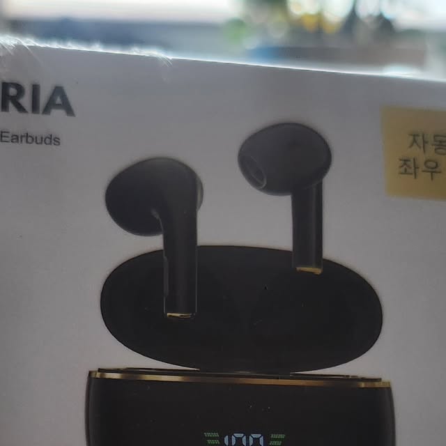 버니 on Instagram: "쿠팡에서 무선이어폰을 검색하다가 발견한
SMIRIA이어폰!
배터리 잔량을 숫자로 확인할 수 있어
너무 편해보이더라구요!
​
숫자가 적어지면 배터리 잔량이 부족하니
미리미리 충전해서 사용할 수 있잖아요~!
저는 쿠팡에서 구입했거든요
구입링크는 글 아래에 첨부해둘께요~!
​
원래 가격은 129,000원인데
쿠팡 판매가는 89,800원
그런데 또 판매자 로켓배송으로 최종할인된 가격은
바로 19,800원이에요!
노이즈 캔슬링으로 주변 소음을 차단하고
더 또렷하고 선명한 음질을 느낄 수 있어요!
​
최대 8시간 연속 사용 가능한 재생시간에다가,
착용감도 편해서 장시간 사용해도 불편함이 없답니다!
블루투스 5.3기술로 더 빠르게 연결되는데
전력소비는 더 낮으니, 만족 그 자체!!
충전선도 함께 제공해주는데 급속충전 기술로
10분만 충전해도 1시간 사용이 가능하다고 해요!
​
완전 대박이죠?!
​
게다가, 싱글모드와 듀얼모드를 
자유롭게 전환할 수 있는 좌우 분리형에다가,
3.1g의 초경량 디자인이라 가볍고 착용감도 
IPX7방수기능으로 땀이나 빗물에도
안심하고 사용할 수 있고
​
최초로 페어링해두면, 자동으로 기기가 연결되는
자동페어링 기능도 있어서 넘 편하게 사용 가능해요!
SMIRIA이어폰은 완전 만족도 최고에요!
​
가격면에서나, 기능면에서나, 디자인면에서나
진짜 만족하는 아이템이라, 주변 사람들에게도
추천하게 되더라구요!
https://link.coupang.com/a/cvO51X

 브랜드공식계정@smiriam772012

#광고 #SMIRIA이어폰 #SMIRIA #블루투스이어폰 #무선이어폰 #이어폰추천 #이어폰"