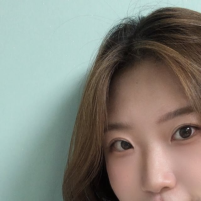 젼둥 on Instagram: "#광고 끝나가는 9월이 너무 아쉬워서 상콤한 향수 하나 들고 왔네요
은은하게 상콤한데 머리는 안아파서 젼둥 애용 향수 🫧

#꽃향수 #니치향수#달달한향수#과일향수#남녀공용향수
#상큼한향수#플로럴향수#오래가는향수#지속력좋은향수
#승무원향수#달콤한향수#은은한향수#베리향수#작약향수
#포근한향수#데일리향수#휴대용향수#러블리아쥬떼#오드퍼퓸"