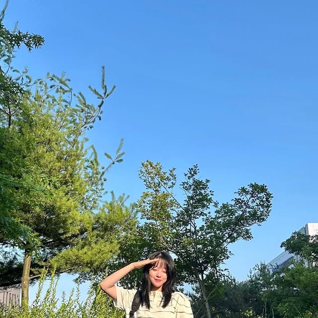 복승이🍑 on Instagram: "#광고 #무신사 
🧢OOTD with #아이러니포르노화이트라인

요즘 제일 잘 입고 다니는 니트. 여름에도 시원하게 입을 수 있는 통기성에 스트라이프 포인트까지 완벽🔥

핏 예쁘고 깔끔해서 반팔+스커트 조합에 찰떡이었어요.
가볍게 외출할 때도, 꾸안꾸로도 딱임💨

#아이러니포르노 #니트추천 #여름니트 #반팔니트 #데일리룩 #스트릿룩 #카라니트 #Knitwear #옷협찬 #패션협찬 #리뷰어"