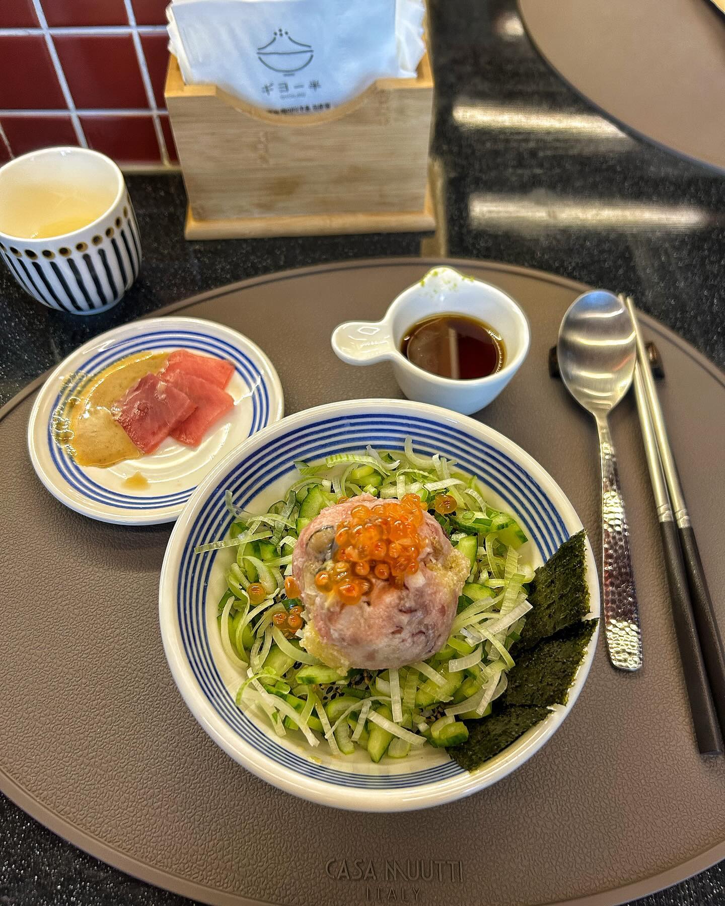 📍 울산 삼산 #기요항 giyohang_ulsan 
 
일본식 해산물 덮밥 맛집💗
주문메뉴 - 기요항 15,000원 

메인 메뉴 단품 하나 주문해도 에피타이져랑 후식 디져트까지 너무 잘 나와서
든든하게 먹고옴
생소한 메뉴지만 너무 맛있다 식사 끝나고 나온 디져트 우유푸딩도 완전 맛있어요 🤍
맛도 최고 가성비도 최고 🔥
다찌석으로 되어있어서 데이트하기에도 좋고 혼밥 하기도 좋은 기요항 !
가게 내부 분위기도 좋고 차분해서 고급진 식사를 제대로 한 기분 😊