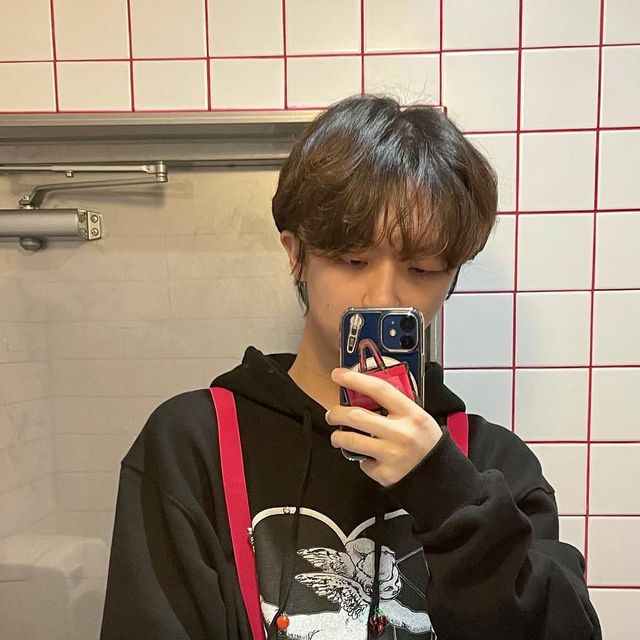 김건희 on Instagram: "#광고
롸잇히어의 핫핑크💕서스펜더!!
제가 만든 크롭 후드티와 함께 블랙핑크 룩으로 입어봤습니다,,
포인트라면 이 정도 핑크는 되어줘야져😎

#롸잇히어 #right_here #쇼핑몰추천"