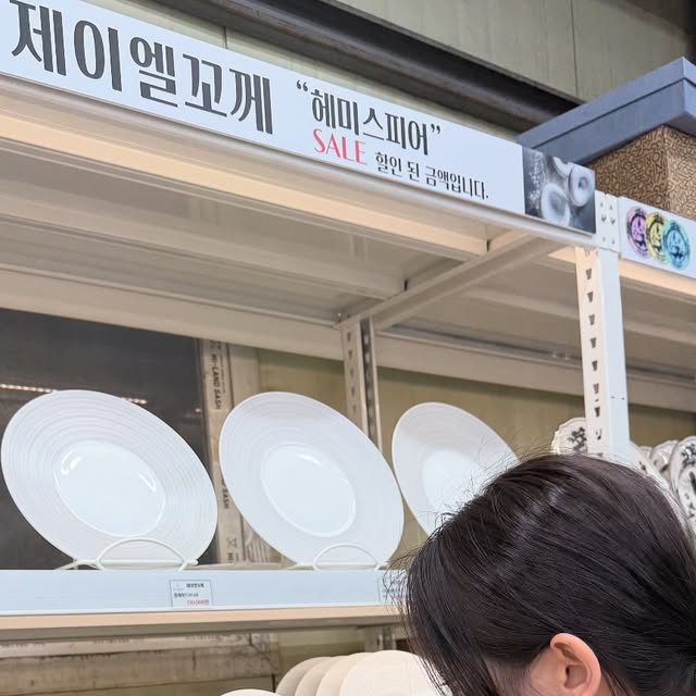 고유빈 on Instagram: "#광고 @ilsan_modny_md 

일산 모드니 프리미엄 매장에 방문해서
맘에 쏙 드는 접시와 편리한 주방용품들을 구매하고 왔는데
일반 판매 매장 같지 않고, 직접 눈으로 보고 만져 볼 수 있는
전시장 같은 공간이라서 시간 가는 줄 모르고 구경했어요!
국민템으로 불리는 제품들 부터 , 명품 브랜드 제품까지
선택의 폭이 정말 넓고, 가격도 저렴해서 만족스러운 쇼핑이었어요!

디저트나 과일을 담아도 예쁠거 같은 조개 접시와
빈티지한 감성이 느껴지는 헨느앨리스 접시가 제일 맘에 드네요 🤍
밋밋했던 식탁을 예쁘게 꾸며 줄 아이템들이 정말 많으니
꼭 한 번 방문해 보세요! 주차장도 완전 넓답니다👍🏻

#일산명소#일산가볼만한곳#일산유명한곳#일산데이트장소#신호부부그릇#빌레로이앤보흐#스타우브#스타우브꼬꼬때#amt#amt양수웍#미스티파이#네바커트러리#사브르젓가락#사브르#찜기#엔드그레인도마#도마#식기#그릇#유리잔#에르메스그릇#야채탈수기#네오플램#대니쉬냄비#냄비#후라이팬#알텐바흐#알텐바흐냄비"