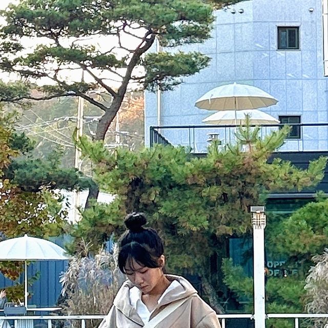 명희 on Instagram: "가을엔 스웨이드라며?
사실 고데기 귀찮아서 머리 묶은거 안비밀🤫😶
.
.
.
#컷아웃 #cutout #협찬 #광고 #스웨이드집업 #스웨이드자켓 #가을코디완성 #캐주얼 #아메카지 #대학생룩 #일상코디 #데일리패션 #패션인스타 #오늘코디"