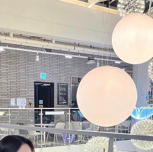 블랑소타🕊️ on Instagram: "#광고

거미줄 치즈처럼 쫙쫙 쫀쫀 늘어나는 연어크림💭
앰플+크림을 합쳐 한 번에 스킨케어할 수 있답니당

300ml대용량이라 얼굴+전신에 발라줄 수 있어 가성비갑🤭
요즘 건조한 날씨라 아토피도 올라와서 몸에 뭘 발라야 좋을까했는데 촉촉 대용량이라 걱정 끝!
난나 연어앰플크림 강추드려요💞

#난나연어앰플크림#연어앰플크림#연어크림#연어앰플#PDRN#수분크림#보습크림#물광크림#미백크림#물광#깐달걀#꿀광피부"