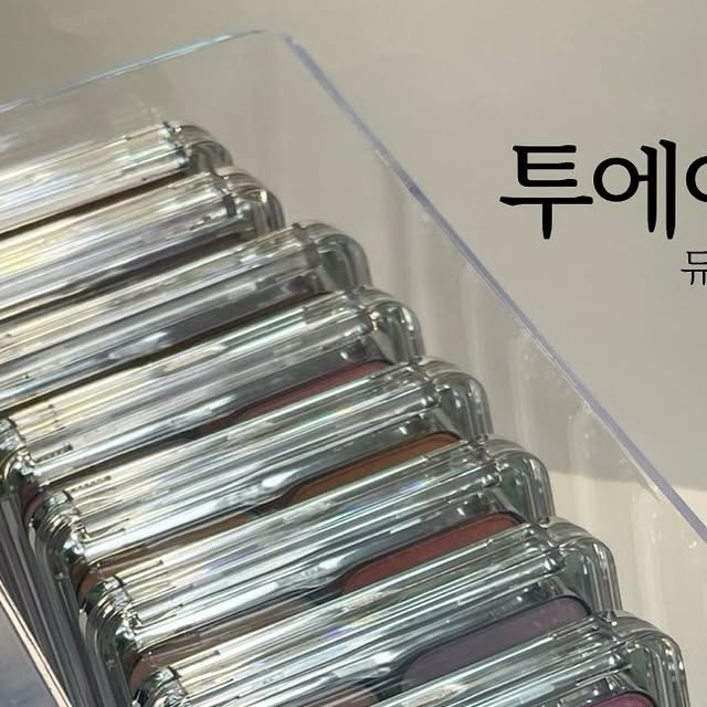 코스메이 on Instagram: "#광고 

투에이엔 듀얼치크
✔️2호 러브, 로지
✔️6호 핑크 페탈
✔️10호 러브 포션
✔️11호 쥬시 피치
✔️12호 오렌지 플레어
✔️13호 베리 큐피드
✔️14호 러브, 큐피드
✔️17호 버블 하트

색조 맛집인 투에이엔의 듀얼치크를 제 취향대로 가져와봤어요💗

투에이엔 듀얼치크는 서로 레이어링 해서 사용하기 좋은 두가지 컬러로 구성되어 있어서 화장초보인 분들이나 간단히 화장품 챙기고 싶을 분들께 좋을 거 같아요!

현재 올리브영에서 스티커 기획과 헤어핀 기획이 운영되고 있어요!
✔️16호 핑크텐션, 17호 버블하트: 스티커, 헤어핀 증정 기획세트
✔️2호 러브, 로지, 6호 핑크페탈, 13호 베리큐피드, 14호 러브, 큐피드: 헤어핀 증정 기획세트

02호 러브, 로지
라이트한 피치 핑크 컬러와 생기 가득한 피치 핑크 컬러

06호 핑크 페탈
은은한 딸기우유 컬러와 소프트 베리 핑크 컬러

10호 러브 포션
맑은 펄 함유로 화사한 살구 피치와 라벤더 컬러

11호 쥬시 피치
화이트 피치 컬러와 핑크펄이 콕콕 박힌 사랑스러운 꽃잎 컬러

12호 오렌지 플레어
햇살광처럼 골드펄이 영롱하게 빛나는 살구 오렌지 컬러

13호 베리 큐피드
피부 톤을 끌어올려 주는 형광 베리우유 컬러

14호 러브, 큐피드
화사함을 더해주는 진짜 딸기우유 컬러

17호 버블 하트
통통 튀는 뽀용 아이돌 팝 핑크

전부 다 예쁜 컬러라 나머지 컬러들도 다 드볼하고 싶은 정도예요🥹 특히 저는 듀얼치크 중에서 펄이 첨가된 컬러들이 예쁜 거 같아요✨그래서 06호 핑크페탈과 러브버블 컬렉션으로 새롭게 나온 17호 버블 하트를 특히 추천합니다💗

#올영픽#올리브영추천템#올영필수템#러브버블컬렉션#롱웨어링파운데이션미니#컬러플레이듀얼라이너#투에이엔#투에이엔듀얼치크#투에이엔블러셔"