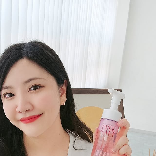 리쿠 ♡̆̈ on Instagram: "#협찬
피부 자극 0.00! 민감성 피부를 위한
❤#아이뽀 #핑크솔트약산성버블클렌저 ❤
요즘들어 피부 트러블이며 넘 예민해서
밤낮 매일 써도 좋은 순한 클렌저 찾고 있었거든요
요 버블 클렌저가 제 레이더망에 쏙 들어왔어요😍
.
독자 포뮬러와 3중 메시망이 만나,
머랭처럼 쫀쫀하고 풍부한 버블 제형으로
피부 마찰을 최소화 해 강하게 문지르지 않아도 깨끗✨
몽글몽글 기분 좋은 클렌징이 가능해요
.
히말라야 핑크 솔트로
보이지 않는 모공 속 피지, 노폐물까지!
강력하게 딥 클렌징 해주고
.
보습, 진정, 생기톤업!
히알루론산, 판테놀, 핑크비타민!
다양한 시너지! 스킨케어 효능 성분으로
생기 있는 핑크빛 피부를 완성해줘요
.
피부가 편안한 약산성 pH
자극도 0.00 저자극 제형,
여드름성 피부 완화 기능성,
피부 결&피지 케어로 여드름성 피부 완화에 도움
예민한 피부도 사용 가능해요
.
아침, 저녁 언제 써도 좋은
아이뽀 핑크솔트 약산성 버블 클렌저로
순하게 데일리 세안 하세요🥰
.
@aippo.official
#AIPPO #홈스파 #홈스파스킨케어 #약산성클렌저
#버블폼클렌저 #핑크솔트 #딥클렌징 #저자극클렌징
#민감성피부 #논터치클렌징 #지성클렌징추천"