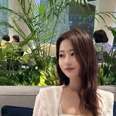 유진 on Instagram: "#광고#롸잇히어#RIGHT_HERE#골드반지 #롸잇히어쥬얼리#골드반지#롸잇히어쥬얼리 요즘 자주 끼는 반지는 롸잇히어 골드슬림웨이브💛"