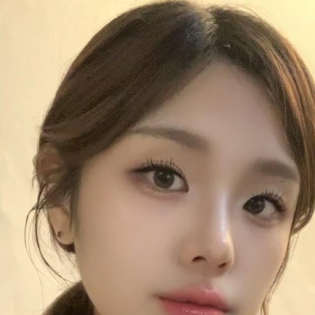 소영 on Instagram: "#협찬 
결혼 한달전 #예신 이의 요즘 필수!
식사 후에 갈색이 효소 한 포로 마무리🕊️

⠀
@grn__official 의 갈색이 효소는
입안에 넣자마자 눈꽃처럼 사르르 녹는 부드러운 질감에
은은한 인절미 향이 퍼지면서 고소하게 마무리돼요🤍

⠀
단순한 소화 효소가 아니라,
100% 자연발효효소로 인위적인 정제 없이
한 포당 605,000unit의 높은 역가수치를 보장하고,
신바이오틱스, 차전자피, 비타민, 미네랄, 세븐베리 농축분말까지 —
한 포에 꽉 찬 밸런스 케어가 가능해요🌿

⠀
이지컷팅 포장으로 언제 어디서나 간편하게,
속이 무거운 날엔 이 한 포로 깔끔하게 정리되는 느낌.
그래서 요즘 제 가방엔 항상 갈색이 효소가 함께해요✨

⠀
고소하고 달콤한 맛,
건강함이 느껴지는 하루 루틴으로 추천드리고 싶어요🤎

⠀
#지알엔 #grn #갈색이 #갈색이효소 #grn갈색이 #올리브영 #올리브영효소
#올리브영추천 #올리브영추천템 #맛있는효소 #인절미효소 #곡물효소
#효소추천 #인절미맛효소 #소화효소"
