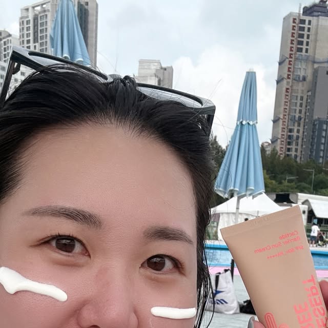 HYO on Instagram: "#광고

데저트프리 캑타이드 배리어 선크림 SPF50+, PA++++🧡

사막에도 가져가는 ‘사막선크림’🌵
수분세럼제형의 선크림인데 백탁이 없어서 너무 좋아요! 촉촉한 마무리감과 얇게 정돈되어서 최고! 

자연유래 수분제<멕시코 선인장 추출물>과 피부 수딩제 <리포 펩타이드>의 시너지로 효과🆙

6각형 인재형 선크림🙌🏻 
수분크림형/지속력/끈적임없음/눈시림없음/백탁없음/뭉침없음

눈시림 없고 백탁 없는게 가장 큰 장점! 거기에 수분감까지 더해져 매일 바르고 있답니다☀️

📍 https://smartstore.naver.com/desertfree/products/10281221934

#데저트프리#사막선크림#백탁없는선크림#눈시림없는선크림#수분크림필요없는선크림#진정수분선크림#수분선크림#선세럼#인생선크림#건조케어선크림#촉촉선크림#쿨링선크림"
