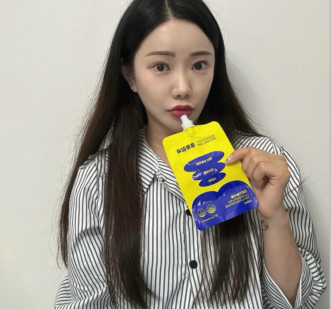 #협찬 #광고 

쾌변 음료 [푸푸잘싸] 😎

과식해서 무거워진 몸을 개운하고 가볍게 만들어주는 푸푸잘싸🤍
달달한 사과맛으로 유아를 제외한 모든 연령이 즐겁고 맛있게 다이어트를 할 수 있게 도와주는 쾌변 인싸템 이에요🤍
가르시니아, 난소화성말토덱스트린 함유로 탄수화물이 지방으로 합성되는 것을 억제해주어 체지방 감소에 도움을 주고, 배변활동에 도움을 줍니다🤍
저도 과식한날 식후 2시간후에 섭취하고 있는데 몸이 한결 가벼워져서 효과를 잘 보고 있어요~
빠르게 쾌변이 가능하며 동시에 체지방 감소를 원하는분께 추천드려요🤍

#가르시니아 #탄수화물컷팅 #쾌변템 사과주스 변비직빵 식이섬유 사과다이어트 난소화성말토덱스트린 변기폭파 바스칸바이오제약 다이어트