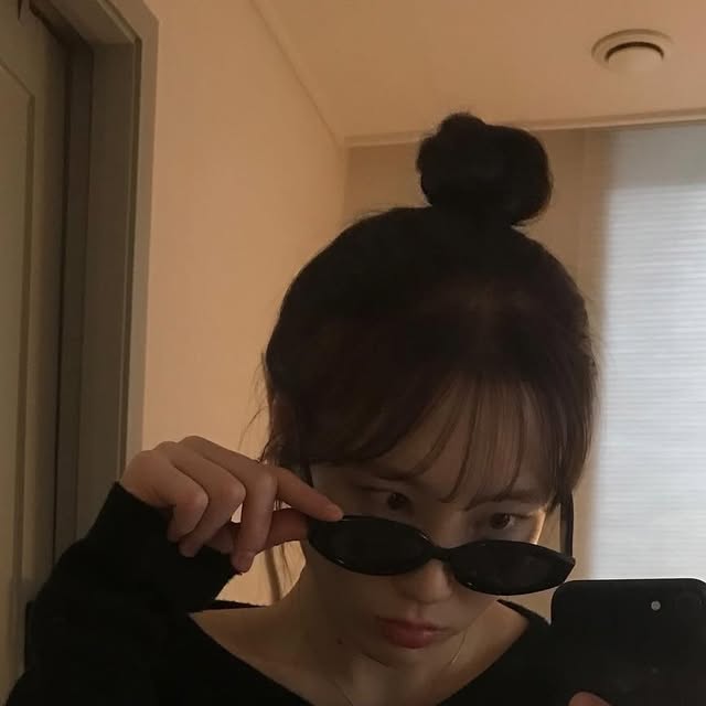 서에오 on Instagram: "#광고 #momentus 
트렌디하고 힙한 무드의 선글라스🕶️
자외선은 강하기 때문에 선글라스는 사계절 필수!!!!!!"