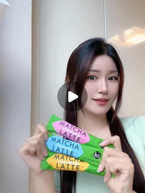 🤍ⓖⓞⓞ ⓖⓞⓞ🕊🤍 on Instagram: "#광고

요즘 홈카페 무드 제대로 채워주는
말차라떼 발견했어요 🍵💚
쟈뎅 까페모리 제주 세레모니얼
말차라떼 3종인데~
한 잔만 타도 기분이 몽글몽글
해지는 느낌이에요 ☁️

제주산 말차를 사용해서
말차 특유의 깔끔하고 은은한 풍미가
정말 잘 살아있고~
세레모니얼 등급 말차 블렌딩이라
텁텁함 없이 부드럽게 넘어가더라구요✨

자일로스 설탕으로 더한 단맛도
과하지 않고 깔끔해서
달콤한데 부담 없는 말차라떼
느낌이라 더 좋았어요💚

제가 마셔본 맛은
딸기, 바닐라, 블루베리
3가지였는데요🍓🤍🫐

말차 딸기 라떼는
상큼달콤해서 러블리한 무드 가득했고🍓
말차 크림바닐라 라떼는
부드럽고 포근해서 디저트 같은 느낌🤍
말차 블루베리 라떼는
은은하게 산뜻해서 조금 더
특별하게 즐기기 좋았구요 🫐

스틱 타입이라
우유나 물에 간편하게 타 마실 수
있어서 집에서도, 회사에서도,
가볍게 홈카페 즐기기 딱 ☕
HOT으로 마시면 포근하고
ICED로 마시면 산뜻해서
그날 기분 따라 즐기기 좋더라구요🧊✨

말차 좋아하시는 분들이라면
이 3가지 맛은 꼭 한 번 드셔
보셨으면 좋겠어요 🍵💚
집에서도 카페 감성 가득하게
즐길 수 있는 쟈뎅 까페모리~
제주 세레모니얼 말차라떼 추천해요🌿

🏷️@jardin_official 🌿
_
.
.
#쟈뎅 #까페모리 #제주세레모니얼말차라떼 #말차라떼"