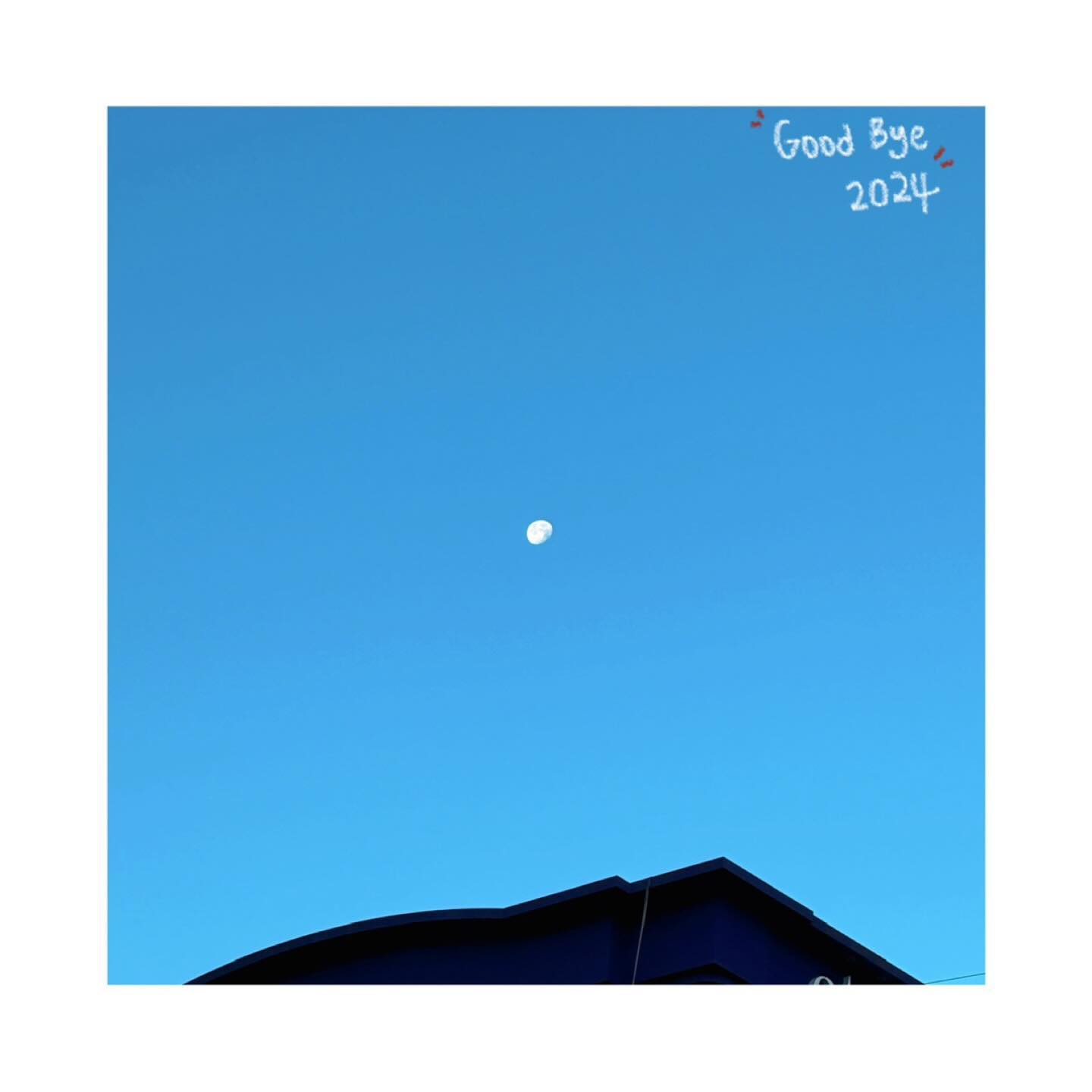:)
__

[ Good bye 2024 ✨ ]

벌써 2024년 마지막 날이네요 ~ 

1년 동안 일도 많고 탈도 많은 한 해였지만, 다들 아픈 곳 없이 한 해를 

마무리 할 수 있다는거에 감사한 마음이에요오 - 🙂 

12월은 난소가 자라지않아 이식 자체를 못했써요 .. 이렇게 허무하게 

마지막 달을 버려야한다는게 아쉅긴 했지만 .. 그만큼 더 놀고먹으라는 

의미라 생각하고 , 열씸히 먹고 열씸히 놀았어요 ㅋㅋ ( 살도 찌고 .. 🙄 ) 

내일이면 벌써 2025년이라는게 안믿기기도 하고 , 1년이 너무 빨리 

지나가서 아쉽기도하고 , 세웠던 목표들을 다 이루지 못해 슬프기도 하고 

마음이 싱숭생숭하지만 .. 오늘까지만 생각하는걸로 -! 

내년 1월은 이사도 해야하고 , 설날도 있고해서 이식을 한 달 쉴까해요 😅 

이제 냉동해놓은게 3개 밖에 남지않아서 뭔가 더 신중해야한다는 

생각이 들어서 .. 몸과 마음이 힘들지않을 때 하는게 좋지 않을까 해서 ㅎㅎ 

엊그제 나라의 큰 사고로 인해 모든 분위기가 무겁고 정중하지만 , 

24년 마지막날 울님들 모두 아쉬움없이 보내시길 바래요 ~ !!!!!

25년에도 우리 이런저런 일상공유하며 잘 지내보아요우 ㅎㅎ 💛🤎