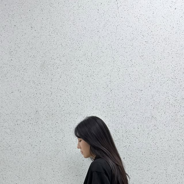 윤져니 on Instagram: "#광고 ✨ #비바브라운 #VIVABROWN ✨
이번 시즌 가장 마음에 쏙 든 아이템, 바로 85-VIVA001 카라 블루종 스웨이드 자켓이에요 🤎
요즘 아침저녁으로 쌀쌀해서 아우터 찾고 있었는데, 이 자켓은 진짜 딱이에요. 두께감이 적당해서 간절기용으로 완벽하고, 스웨이드 특유의 부드럽고 고급스러운 질감 덕분에 어떤 룩에도 고급스럽게 녹아들어요.

🧥 디자인 포인트
카라 디자인이라서 너무 캐주얼하지 않고, 은근히 클래식한 느낌까지 있어요.
숏한 기장이라 다리가 길어 보이고, 팬츠는 물론 원피스 위에도 예쁘게 매치돼요.
스웨이드 소재 특유의 질감이 은은한 광택감을 줘서, 자연광 아래에서 진짜 예쁘게 빛나요 ✨

💡 핏감 & 실루엣
입었을 때 딱 ‘핏된다’는 느낌보다는 살짝 여유 있게 떨어져서,
니트나 셔츠 위에 걸쳐도 답답하지 않아요.
어깨 라인도 자연스럽게 잡혀 있어서 핏이 깔끔하고 정돈된 느낌이에요.
팔 부분은 적당히 여유 있어서 롤업해도 예쁘고, 밑단은 살짝 모아져 있어서 전체적으로 밸런스가 좋아요 👌

🌿 스타일링 팁
데님 팬츠랑 매치하면 빈티지하면서 트렌디한 무드
롱스커트나 슬랙스와 함께하면 도시적인 분위기
스니커즈나 앵클부츠, 둘 다 찰떡으로 어울려요!

이번 시즌엔 과하게 꾸민 듯 안 꾸민 듯한 “Effortless Chic” 스타일이 대세잖아요?
이 자켓 하나면 그런 무드를 완벽히 연출할 수 있어요 😎
부드럽고 따뜻한 스웨이드 텍스처 덕분에 FW 시즌 감성도 꽉 잡고,
컬러도 차분하면서 은은해서 어떤 톤의 옷이든 조화롭게 어울려요.

🍂 결론적으로,
“간절기 아우터로 고민 중이라면 이거 하나로 끝.”
가볍지만 고급스럽고, 베이직하지만 확실한 포인트가 되는 자켓이에요.
요즘 출근룩부터 주말 데일리룩까지 매일 손이 가는 아우터! 💼💫

#비바브라운 #VIVABROWN #자켓 #아우터 #fashion #ootd #vintage #자켓추천 #간절기아우터 #데일리룩 #jacket #outer #스웨이드자켓 #스웨이드 #suede #숏자켓 #25fw #vivabrown #outer #jacket #suede"